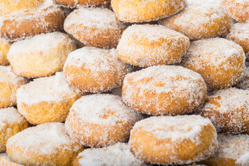 Pastas o bollos de manteca y almendras de panadería artesanal aislados sobre fondo blanco.

