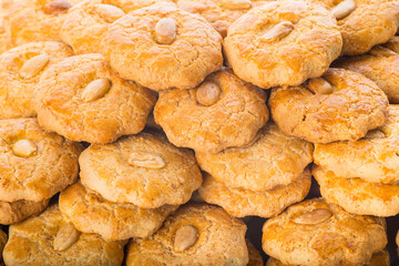 Pastas o bollos de manteca y almendras de panadería artesanal aislados sobre fondo blanco.
