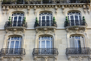 Fototapeta na wymiar Façade en pierre de taille immeuble Parisien