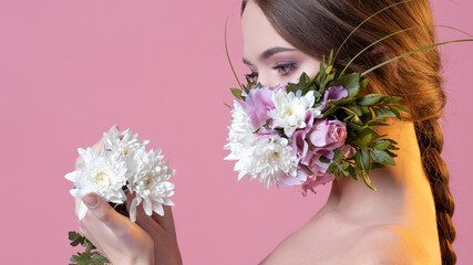 Naklejka premium Fashionable concept face mask, fresh and lively, floral fragrance.