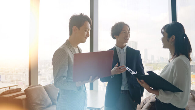 ミーティングするビジネスグループ