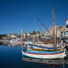 Bandol est une commune française dans le département du Var en région Provence-Alpes-Côte d'Azur. Vue sur le port avec ses bateaux anciens, les fameux 