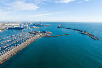 Fototapeta na wymiar Photo aérienne panoramique du port de Sète dans le sud de la France
