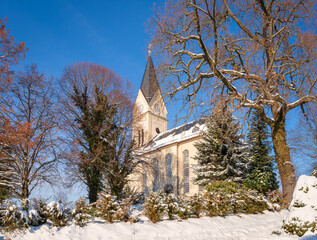 klassizistische Kirche Wüstenbrand im Winter bei Schnee und blauem Himmel