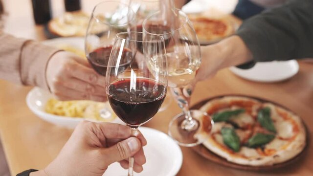 イタリア料理と赤ワインで乾杯