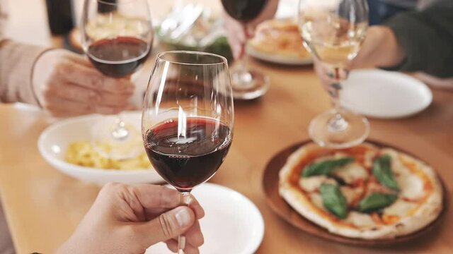 イタリア料理と赤ワインで乾杯