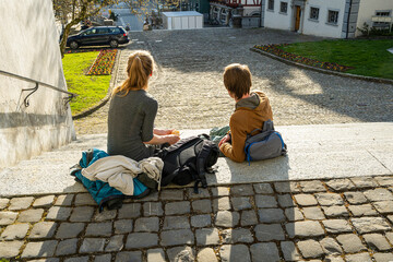 Picknick auf der Treppe der Hofkirche St. Leodegar, Luzern, Schweiz