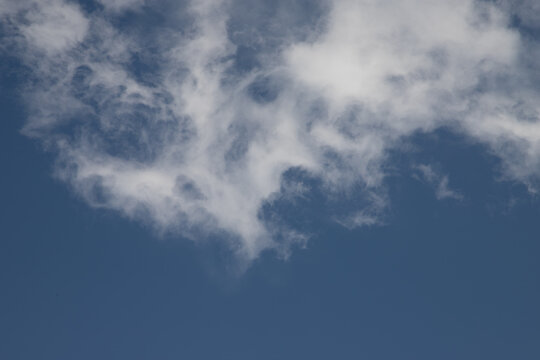 Blauer Himmel mit Schleierwolken