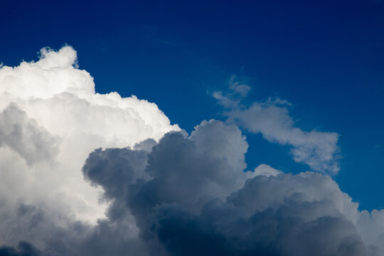 Blauer Himmel mit Wolkenwand