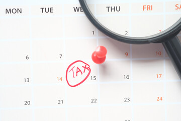 Naklejka premium tax day concept with red circle on calendar date 