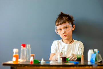 education, science, chemistry and children concept-children or students with a test tube do an experiment in the laboratory, selective focus