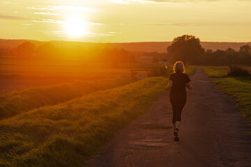 Landschaftlicher Sonnenuntergang zum joggen