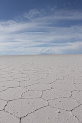 Salar de uyuni in bolivia, white salt soil in different hexagon shapes, the salt makes a special infinity pattern