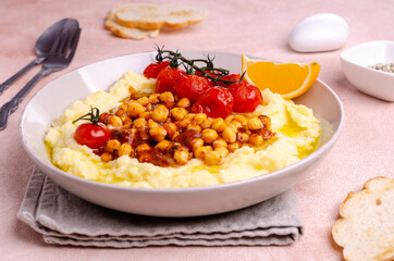 Mashed potatoes with chickpeas and vegetables