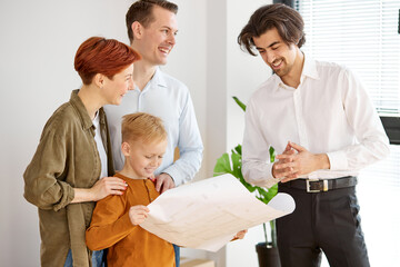 Obraz premium Pleasant Real Estate Agent Or Realtor Presenting Floor Plan To Clients