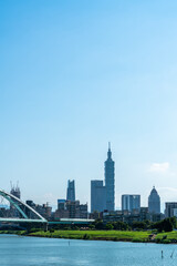 Obraz premium Taipei, Taiwan - Oct 4, 2020: skyline of the taipei city by the river with taipei 101 tower