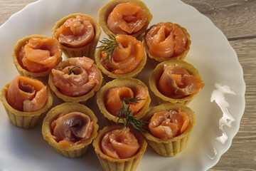 Tasty tartlets with salted salmon.