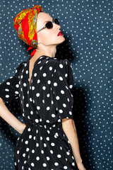Obraz na płótnie Canvas Fashion woman in scarf and sunglasses