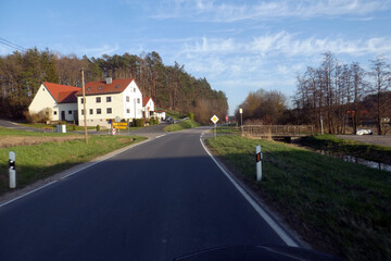 Fototapeta na wymiar Straße von Reichmannsdorf nach Mühlhausen