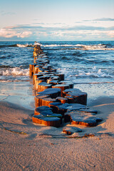 Buhnen am Stand von Zingst auf Fischland Darß. Die Buhnen ragen über das Meer in den Horizont...