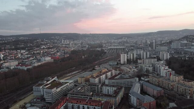 Stuttgart Stadt Zentrum Drohnenaufnahme bei besonderem Sonnenlicht in der N&auml;he des Hauptbahnhofs S21