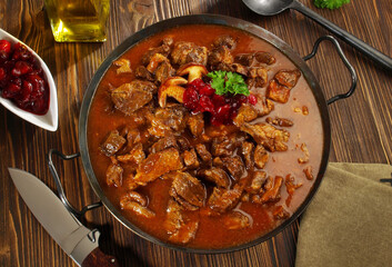Gulasch vom Schwein in einer Pfanne