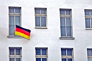 Hausfassade mit Deutschlandflagge