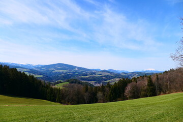 Fototapeta na wymiar Hügellandschaft im südlichen Niederösterreich