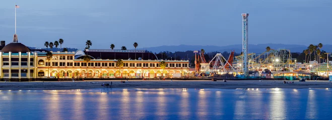 Crédence de cuisine en verre imprimé Descente vers la plage Santa Cruz, California - April 3, 2021: Santa Cruz Beach Boardwalk Amusement Park during the blue hour. Santa Cruz, California, USA.