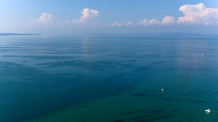 Luftaufnahme vom Bodensee mit Wolkenhimmel