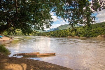 Canoas en el rio © Ernesto Castro