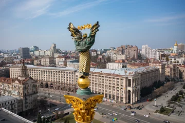 Kussenhoes Onafhankelijkheidsmonument in Kiev. Uitzicht vanaf een drone © Ruslan