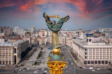 Foto auf Acrylglas Kiew Unabhängigkeitsdenkmal in Kiew. Blick aus der Drohne
