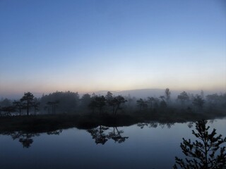 Fototapeta na wymiar morning mist over the lake