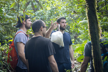 Hombres caminando por la selva encontrando basura que contamina la naturaleza