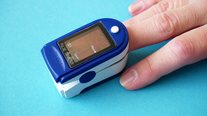 pulse oximeter for finger tip simultaneous monitoring of blood flow and transcutaneous oxygen on...