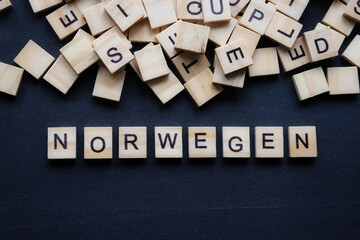 Holzbuchstaben auf Tafel, Norwegen