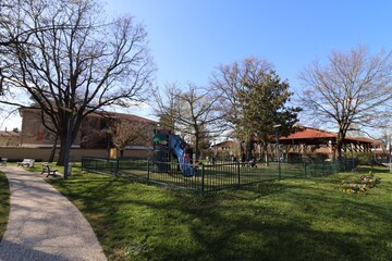 Le jardin public de la halle du marché, ville de Mions, département du Rhône, France