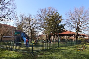 Le jardin public de la halle du marché, ville de Mions, département du Rhône, France