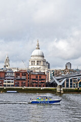 Fototapeta premium LONDON, GREAT BRITAIN: Scenic view of St.Pauls Cathedral with city buildings 