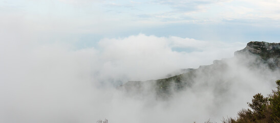 Paisaje de montaña de día con nubes