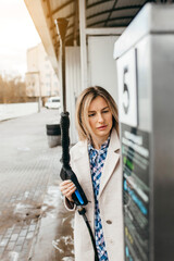 Naklejka premium A blonde woman washing a red car