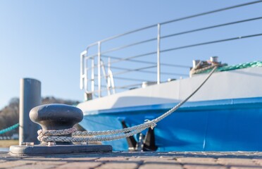 Boot Yacht befestigt am Poller im Hafen