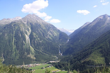 Vistas del valle y cataratas Krimmler. Austria.