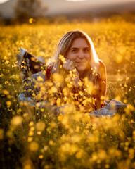 chica tumbada entre las flores