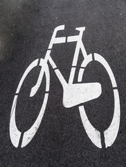 Fahrradweg, Kennzeichnung auf dem Asphalt. Fahrrad, Symbol in weiß.