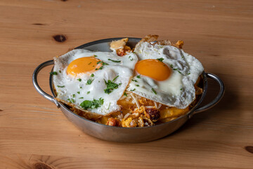 Huevos rotos con patatas