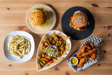 Banquete de platos de comida rápida