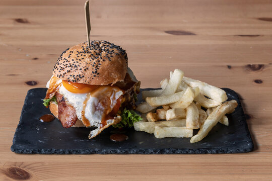 Hamburguesa con queso, beicon y patatas fritas