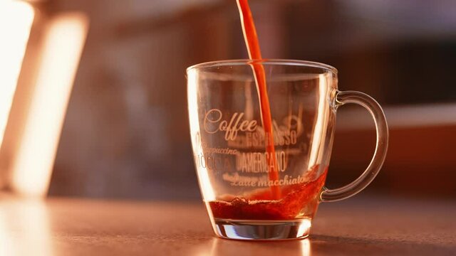 Hei&szlig;er Kaffe wird in das Cafe Glas geleert. 4K 10 Bit 4:2:2